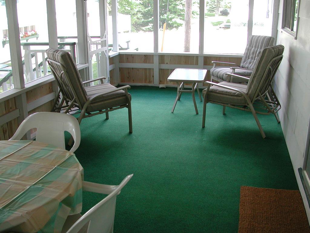 Birch Cliff Lodge On Baptiste Lake Highland Grove Rum bild