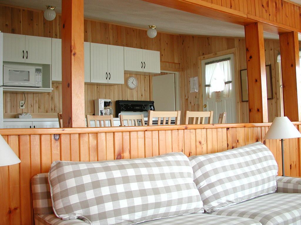 Birch Cliff Lodge On Baptiste Lake Highland Grove Rum bild