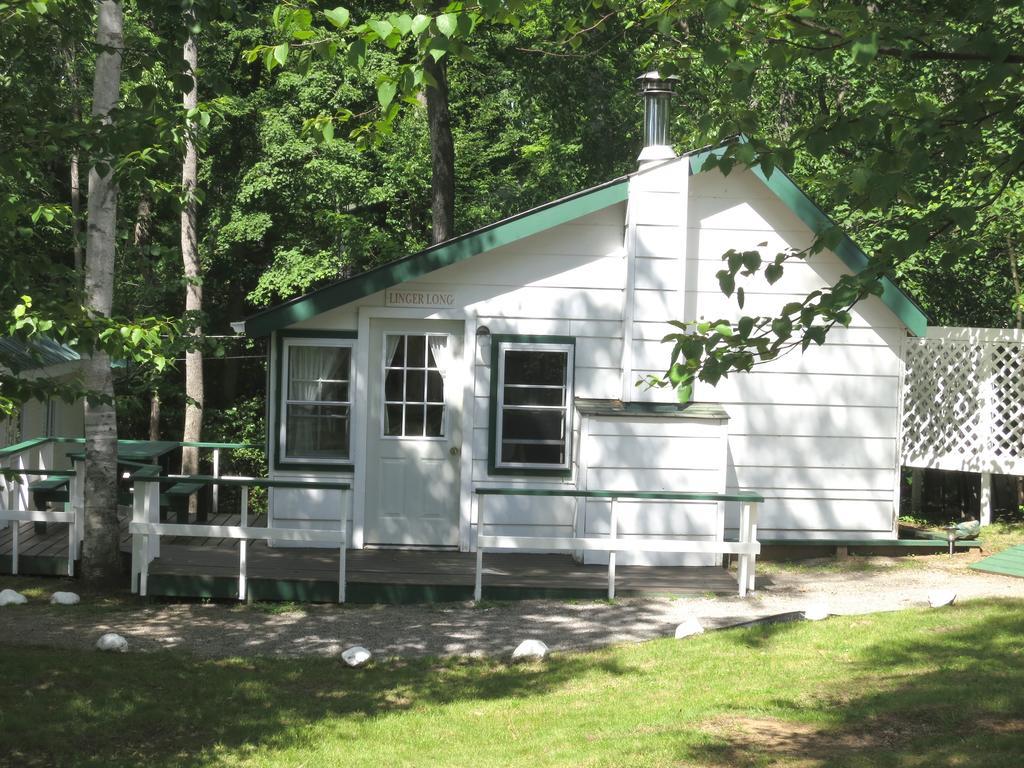 Birch Cliff Lodge On Baptiste Lake Highland Grove Rum bild